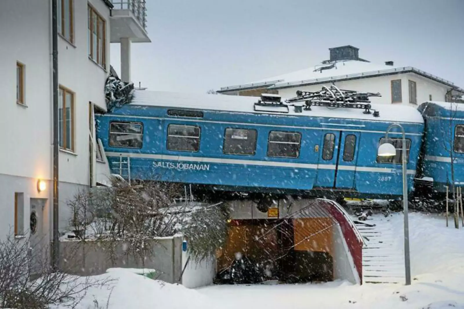 Крушение поезда в Сальтшёбадене (Швеция) в 2013 году. Никто в доме не пострадал.