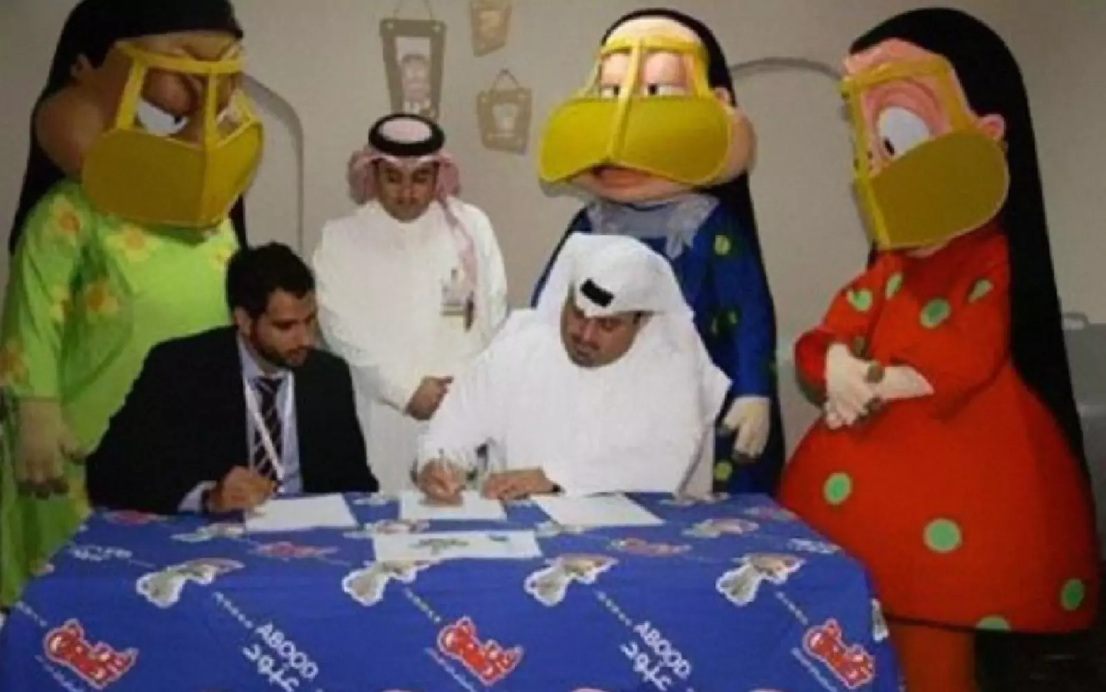 Приятно, наверное, подписывать важные документы в окружении странных мультяшных персонажей. Приятно, наверное, подписывать важные документы в окружении странных мультяшных персонажей.