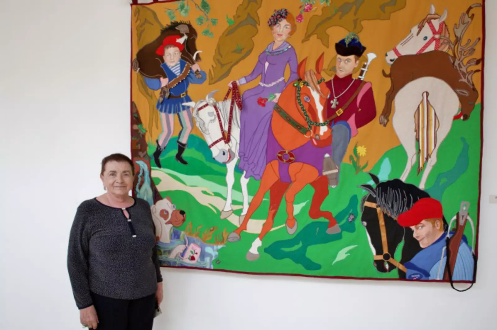 Нина Будённая на фоне одной из своих работ.