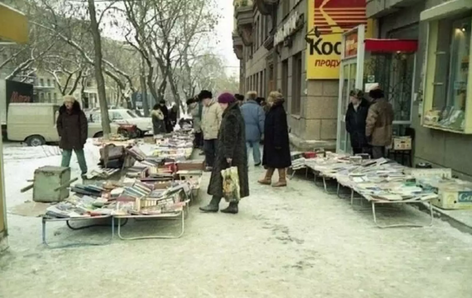 Раскладушки с книгами на улице. Раскладушки с книгами на улице.