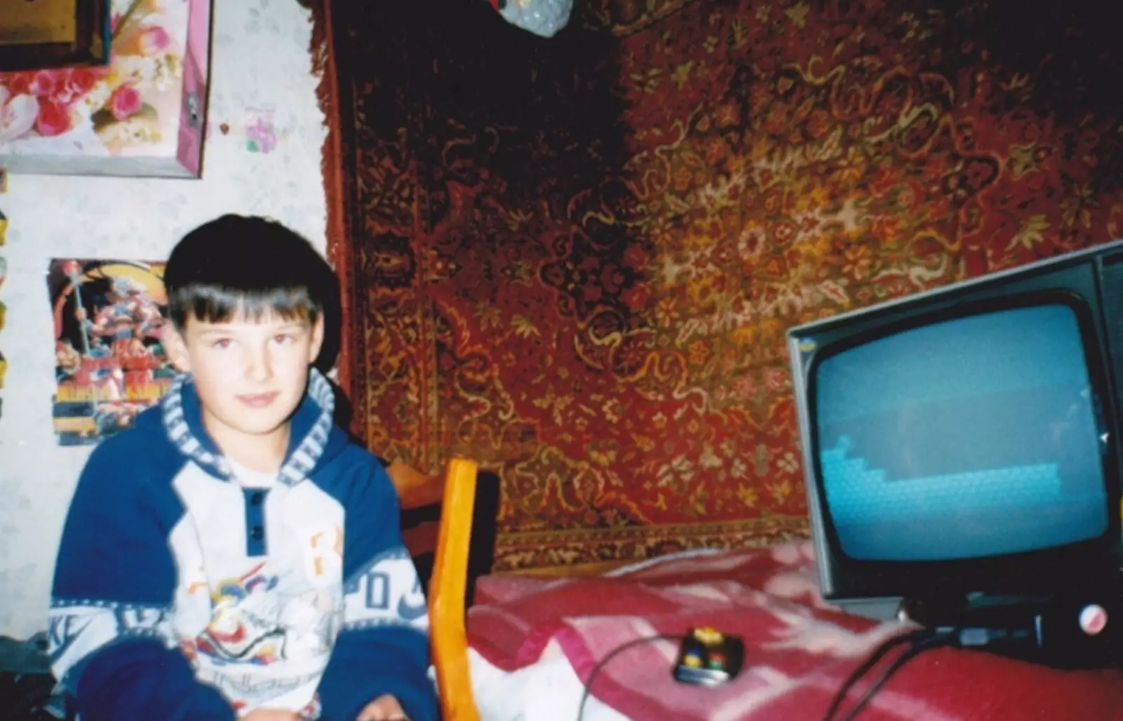 Парень проходит финальный уровень в игре «Super Mario Bros» на приставке. Парень проходит финальный уровень в игре «Super Mario Bros» на приставке.