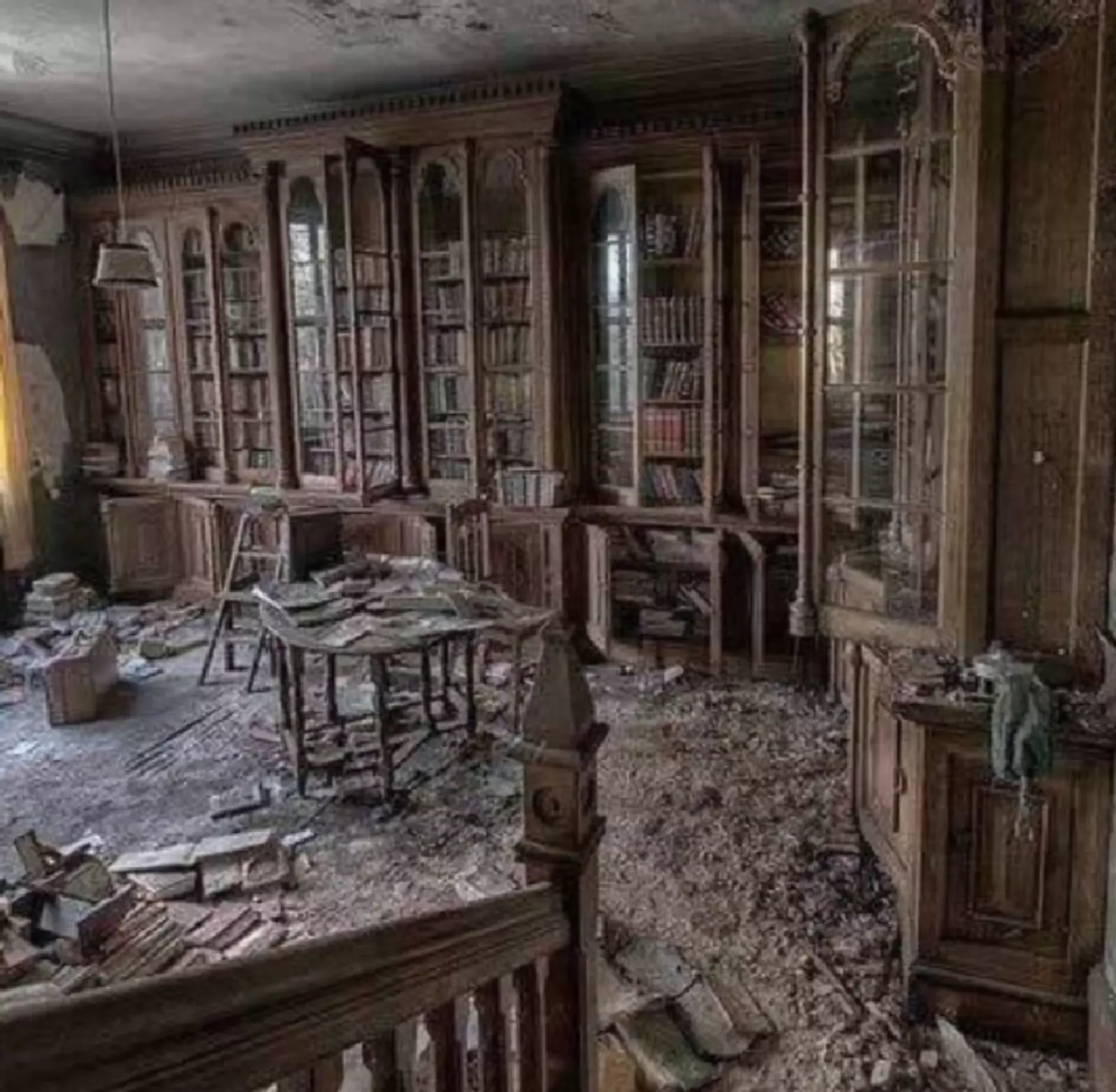 Разрушенная комната. Заброшенный замок Хэлсиен Холл. Библиотека в заброшенном викторианском особняке 19 века. Цвелодубово заброшенный особняк.