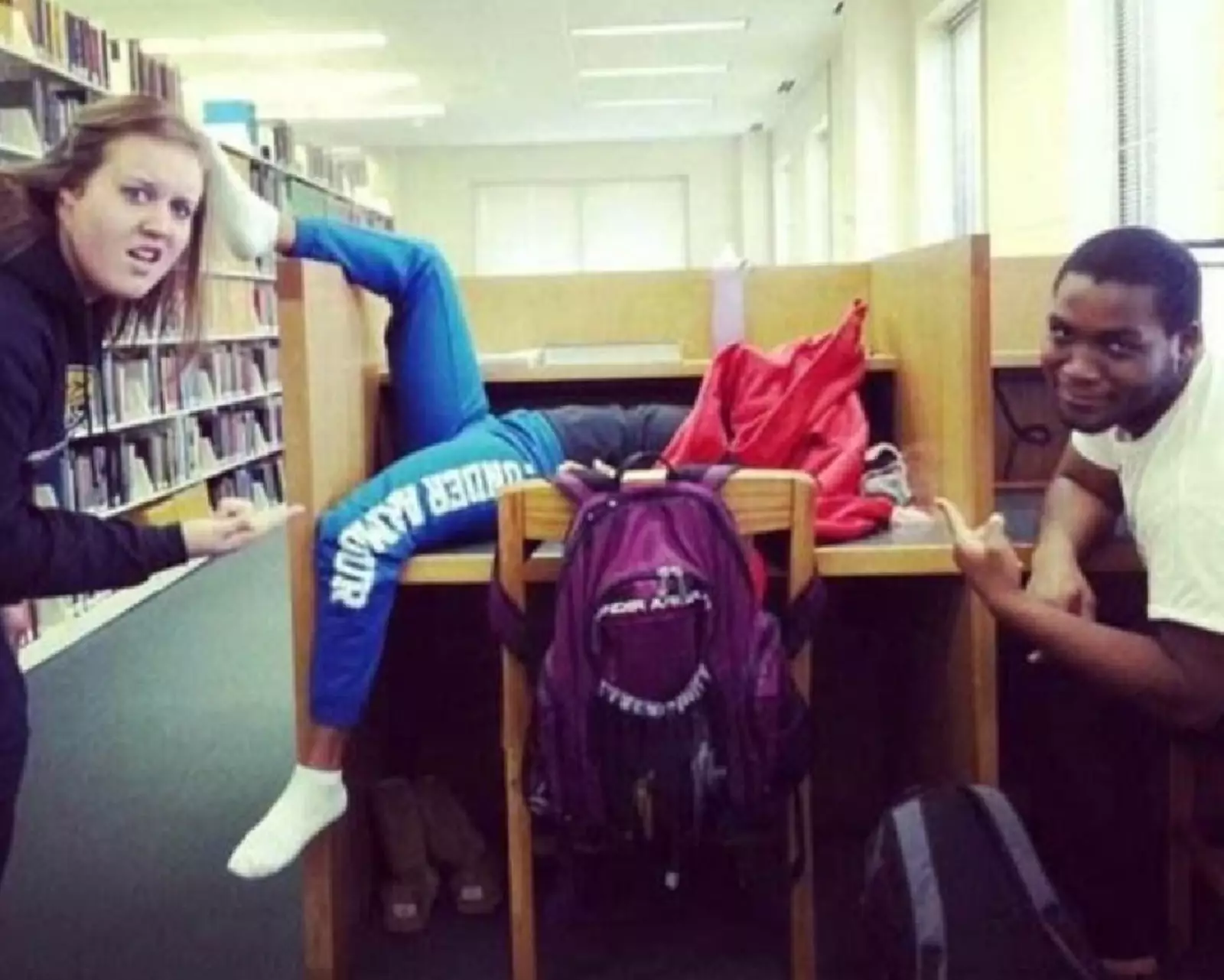 Как можно заснуть в такой позе? Как можно заснуть в такой позе?