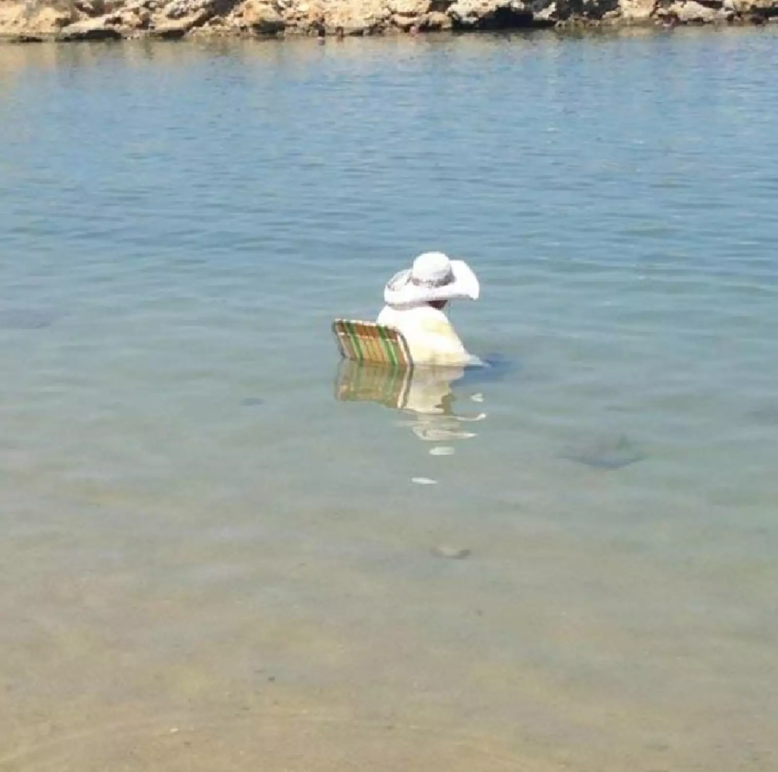 «Моя бабушка уснула на пляже во время отлива». «Моя бабушка уснула на пляже во время отлива».