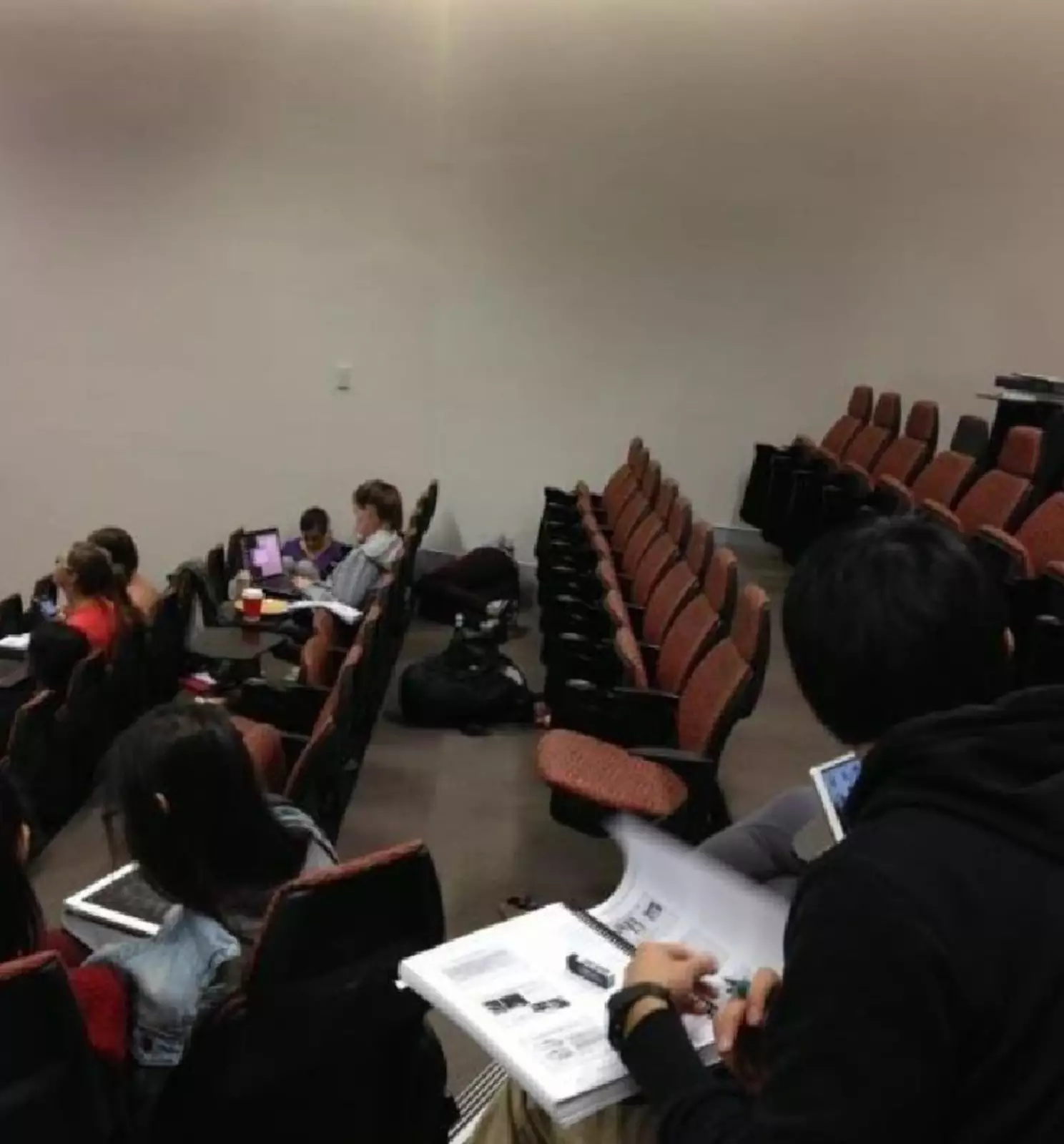 «Если мы ляжем на пол, профессор не заметит, что мы спим не его лекции». «Если мы ляжем на пол, профессор не заметит, что мы спим не его лекции».