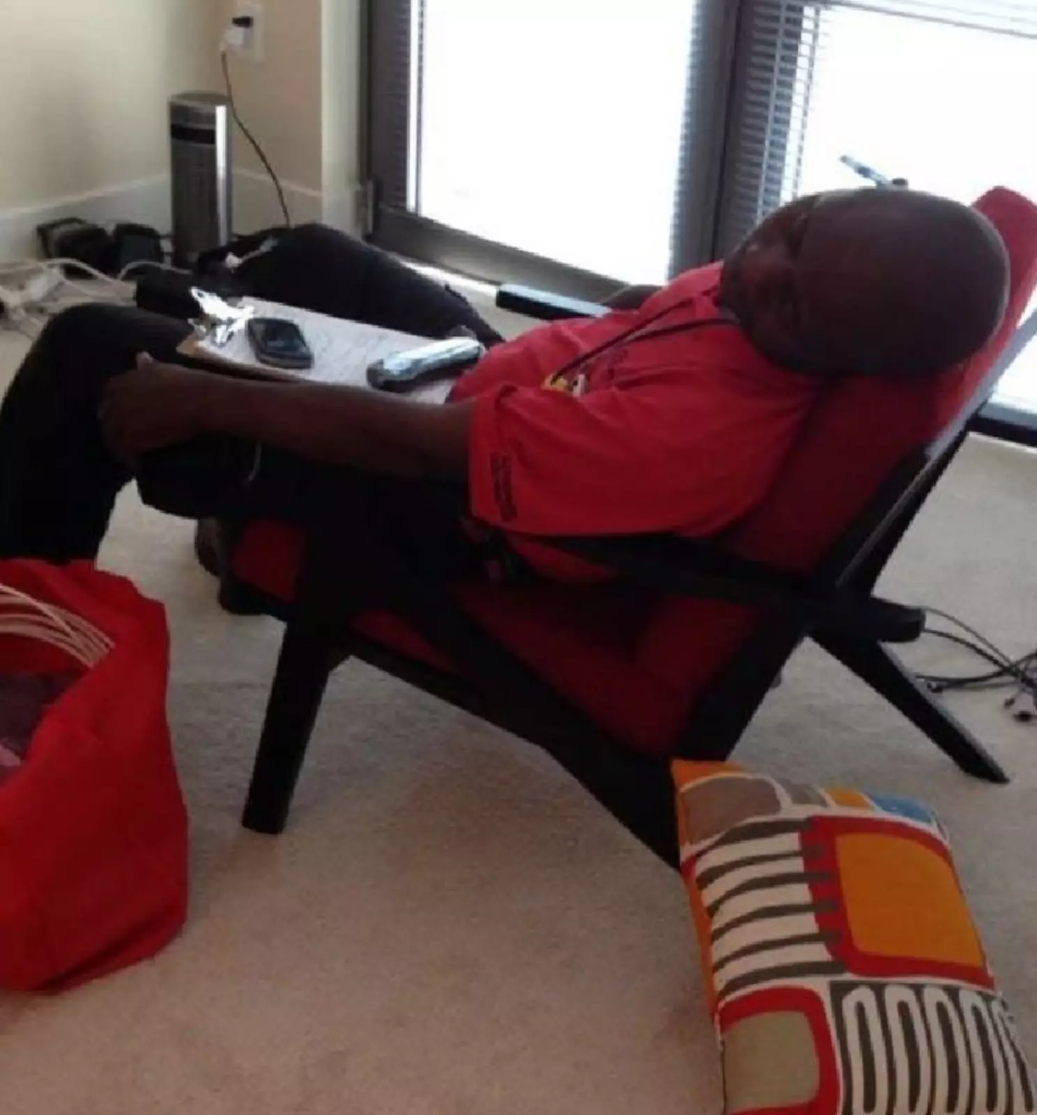 «Он должен был установить кабельное в моей квартире, но уснул». «Он должен был установить кабельное в моей квартире, но уснул».