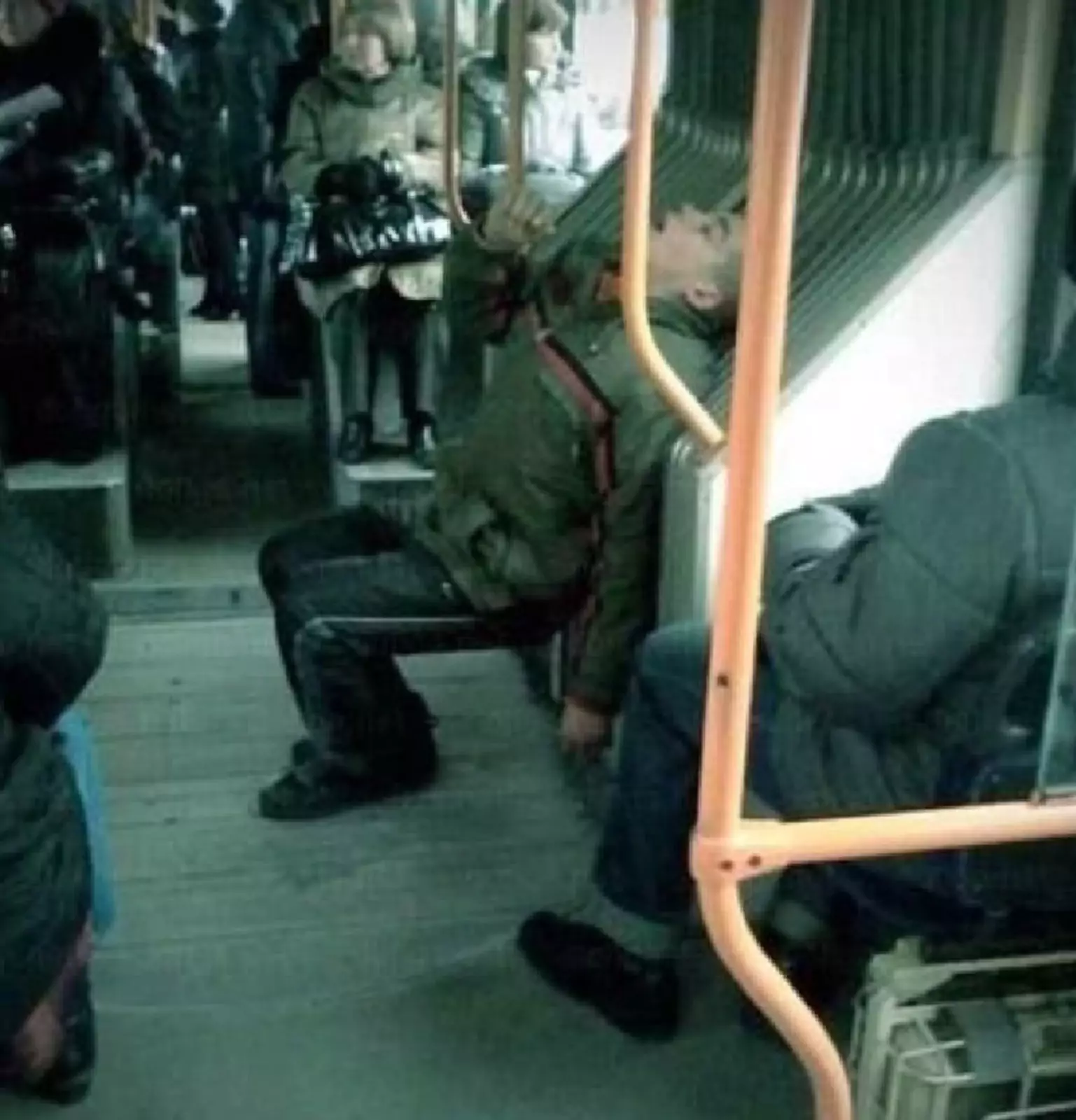 Бедняга. Как же он устал. Бедняга. Как же он устал.