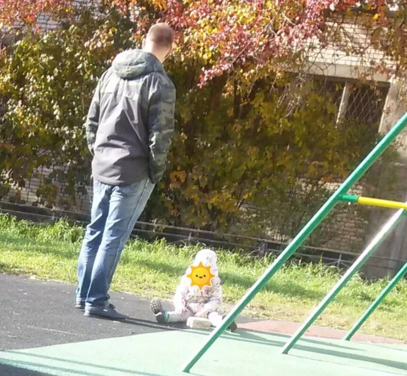 Ничего необычного, просто ребенок играет с кирпичом. Ничего необычного, просто ребенок играет с кирпичом.