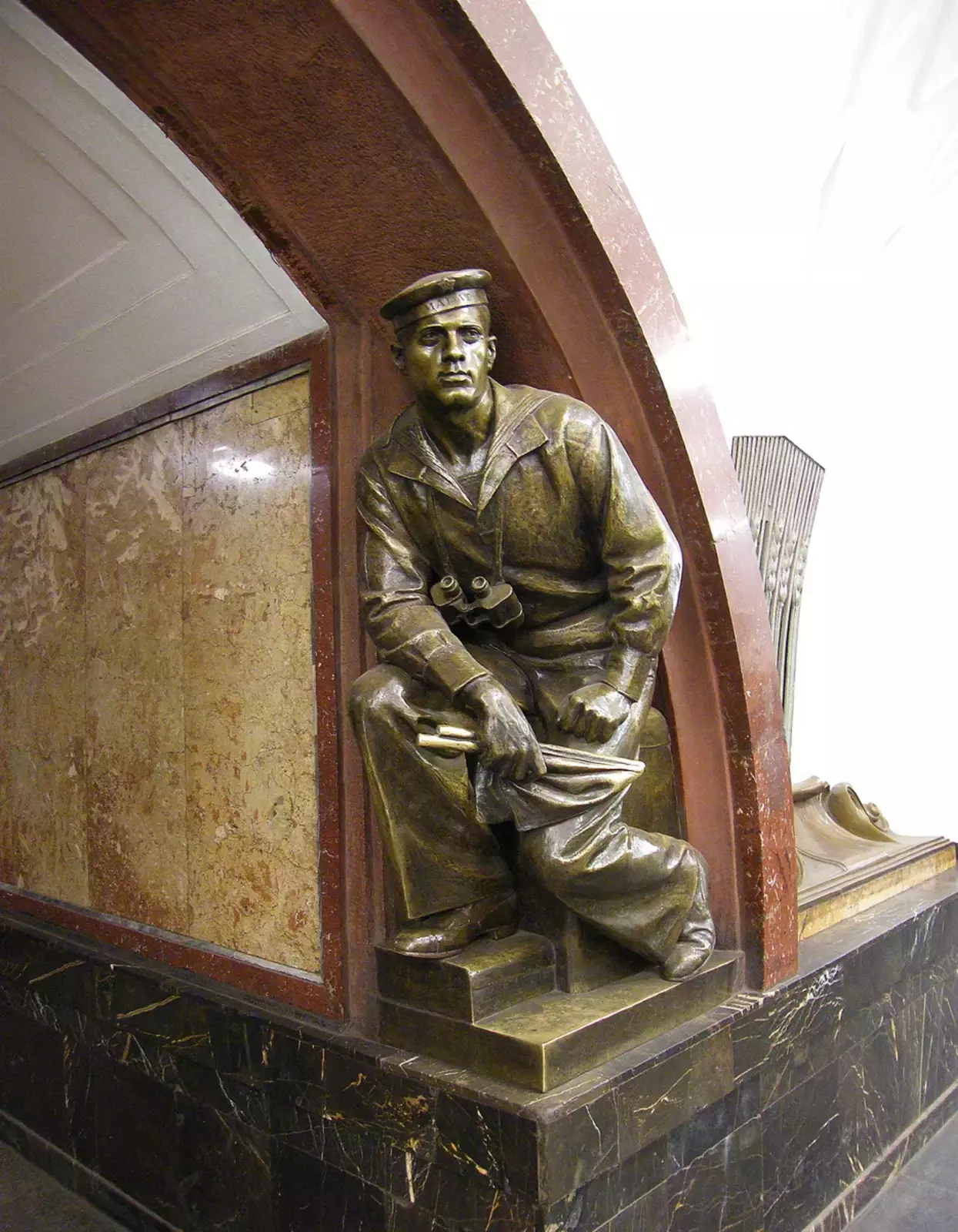 Скульптура матроса-сигнальщика на станции метро «Площадь Революции». Автор Матве́й Ге́нрихович Ма́низер. 