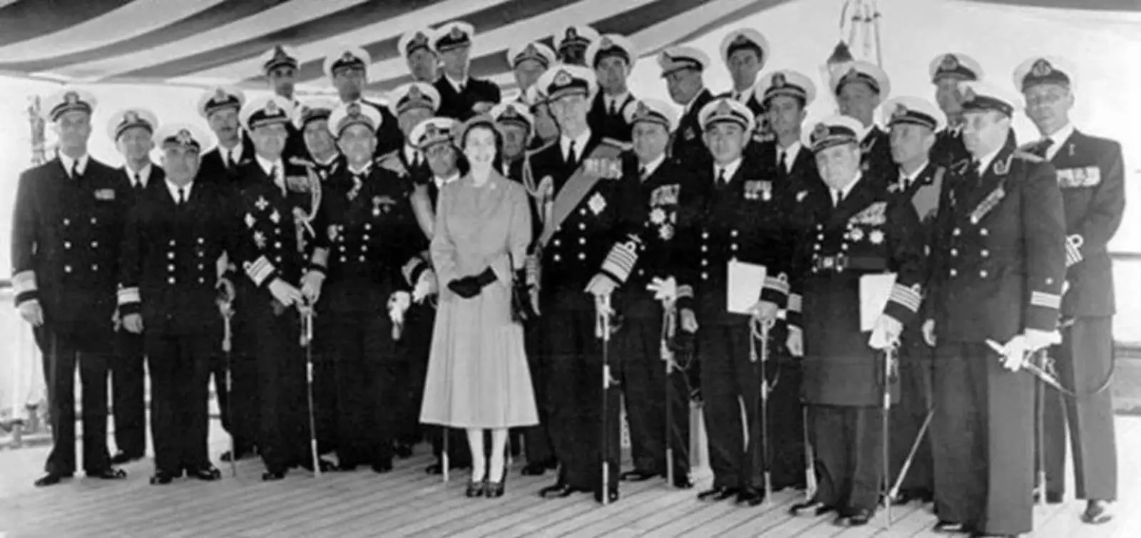 Фото адмиралов с королевской четой на память. О.И. Рудаков крайний справа. 