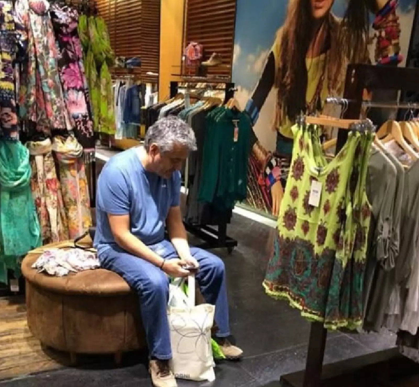 Мужик с женой по магазинам. Мужчина на шопинге с женой. Мужчины ждут в магазине. Мужчина шоппинг. Мужской шоппинг.