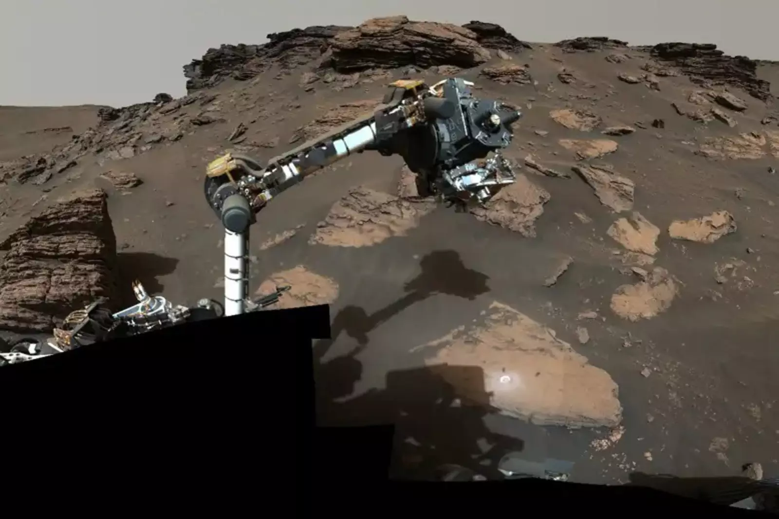 Марсоход на скалистом выступе под названием Скиннер-Ридж.