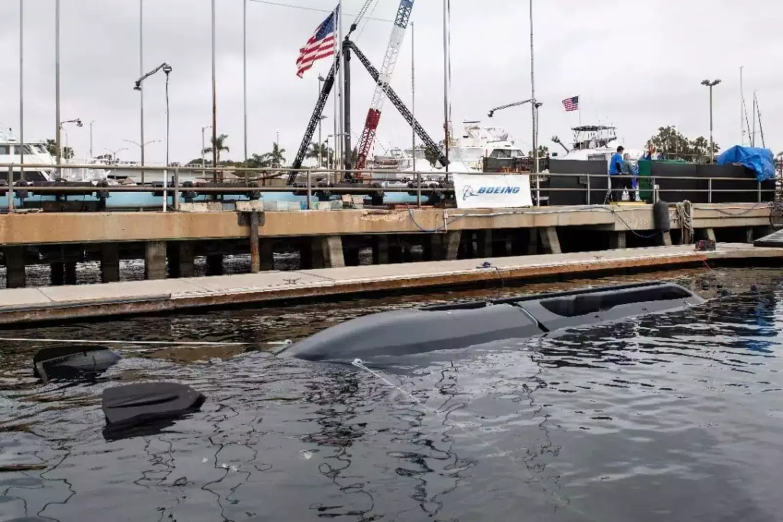 Orca XLUUV готовится к первому тесту в воде после церемонии крещения 28 апреля 2022 года в Хантингтон-Бич, штат Калифорния.