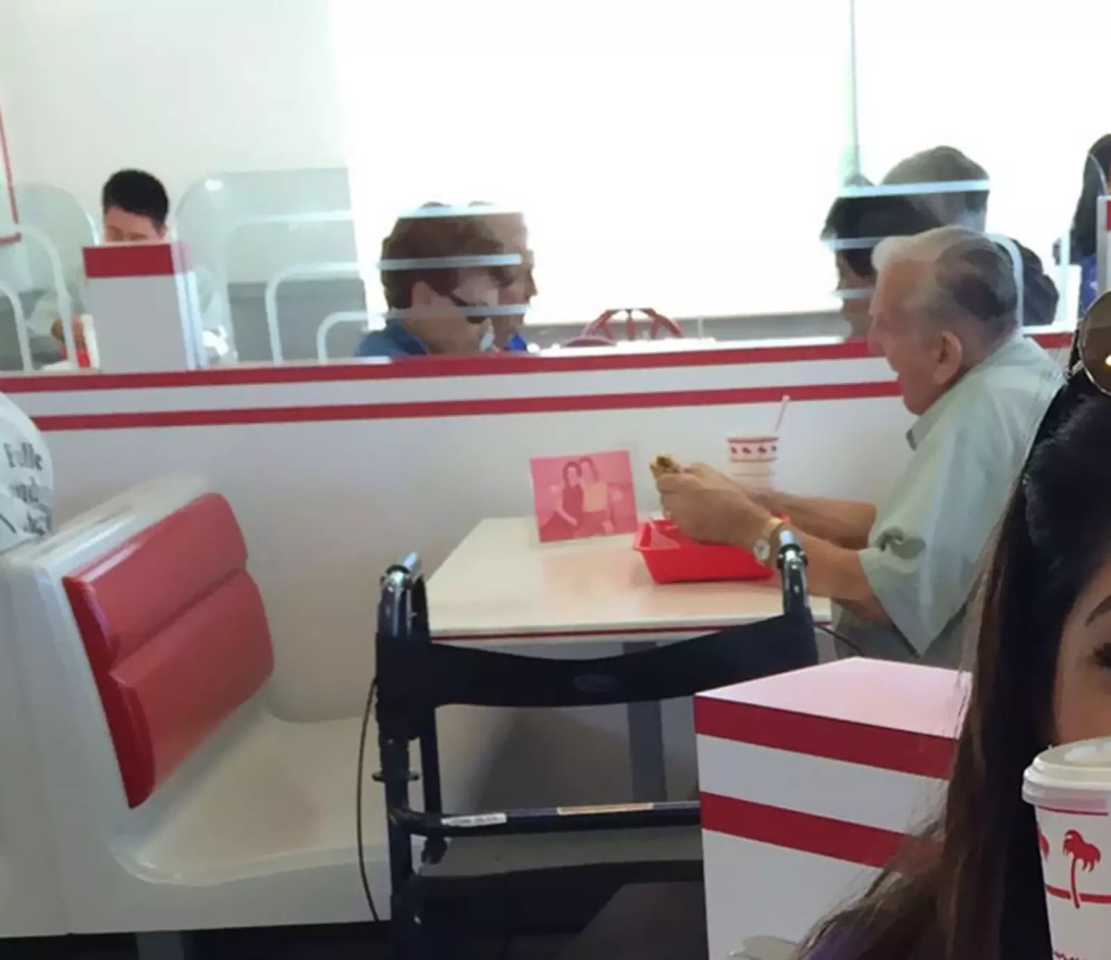 Старик ест в компании фотографии своей жены.