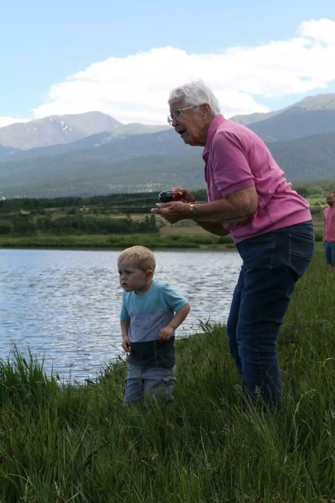 "Сегодня мой 3-летний сын и его 89-летняя прабабушка объединились, чтобы поймать свою первую рыбу. Он зацепил это, она намотала это".