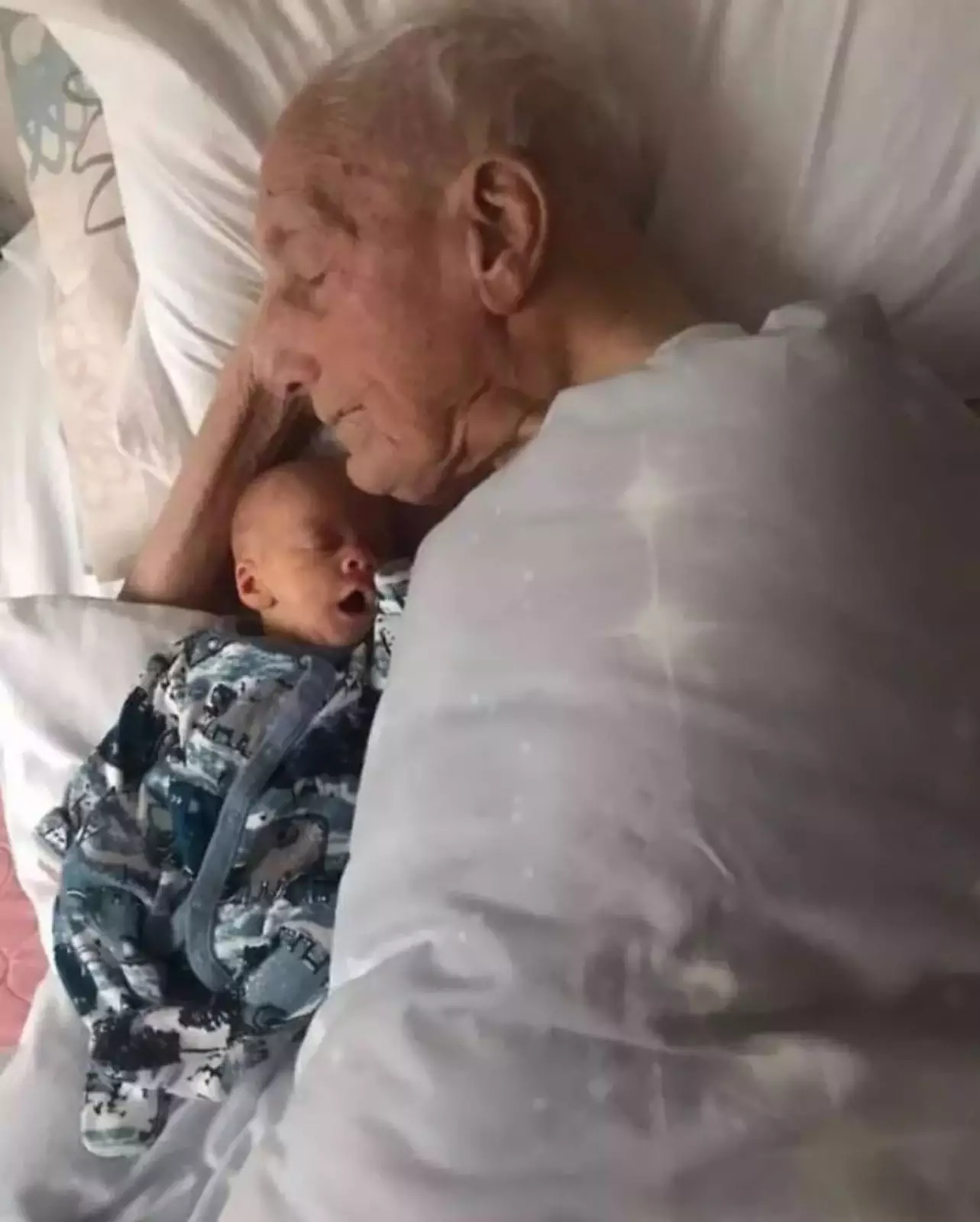 "5-недельный охотник дремлет рядом со своим 104-летним прапрадедушкой Чарльзом".