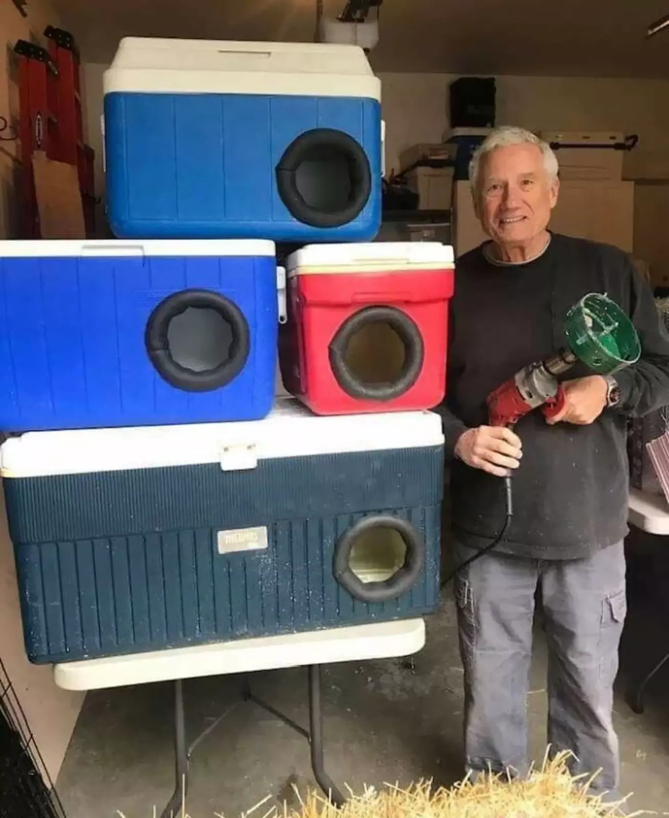 Этот человек перерабатывает старые холодильники для пикника в приюты для бездомных кошек на зиму.