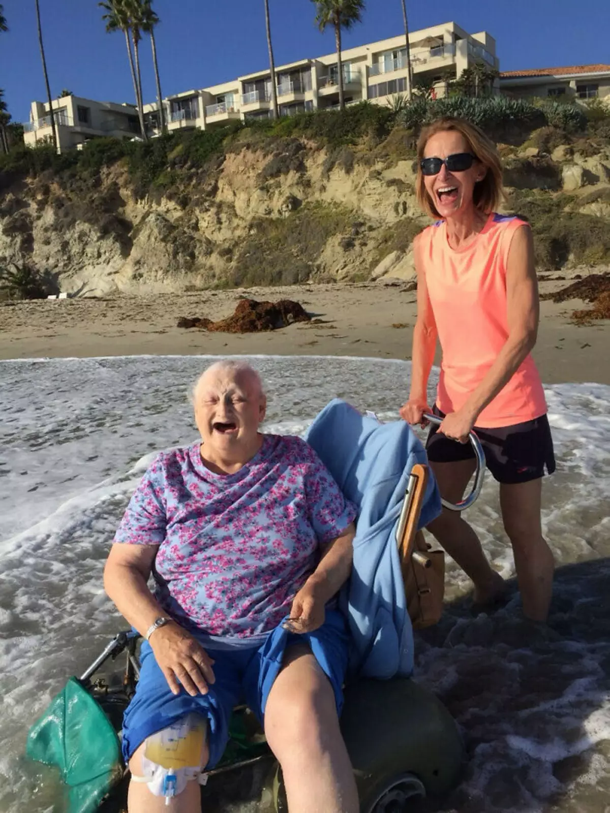 Моя бабушка хотела в последний раз увидеть океан перед тем, как отправиться в хоспис. Ее лицо говорит все".