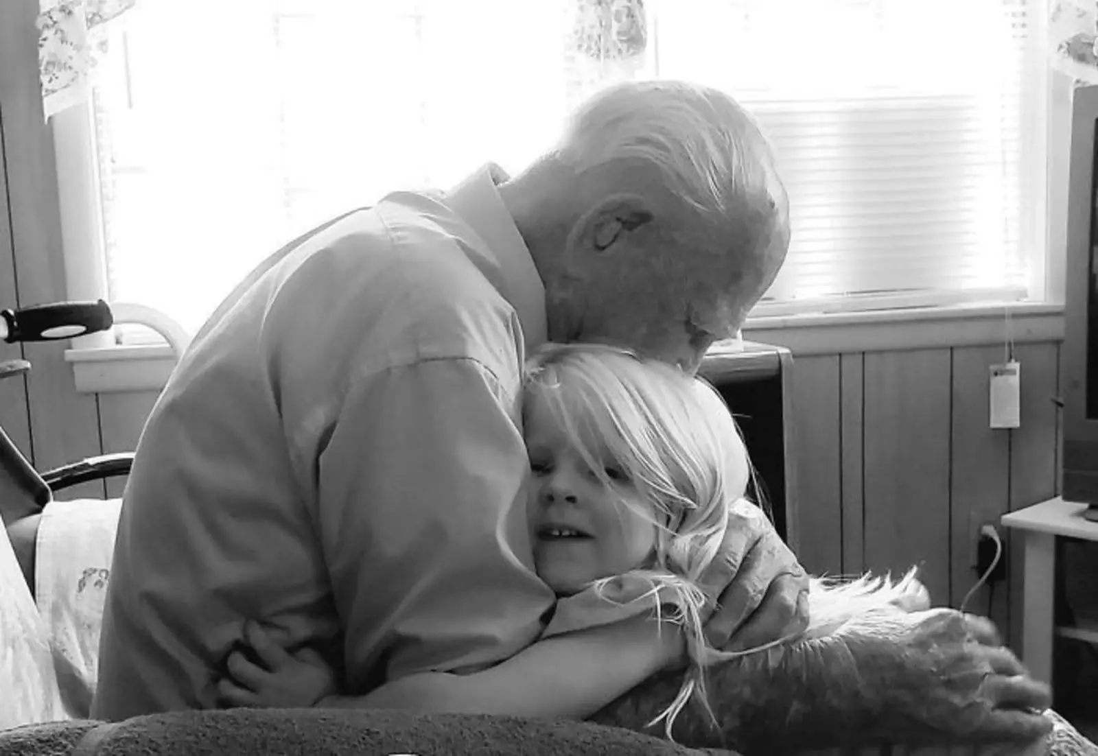 "100 лет друг от друга. Мой дедушка в свой 103-й день рождения с моей 3-летней дочерью. Картинка бесценна для меня".