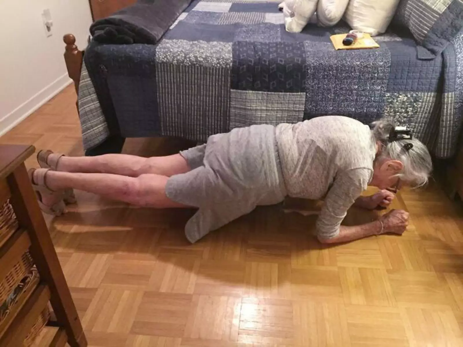 "Моей бабушке исполнилось 100 лет в октябре прошлого года, это она делает планку в течение 30 секунд".