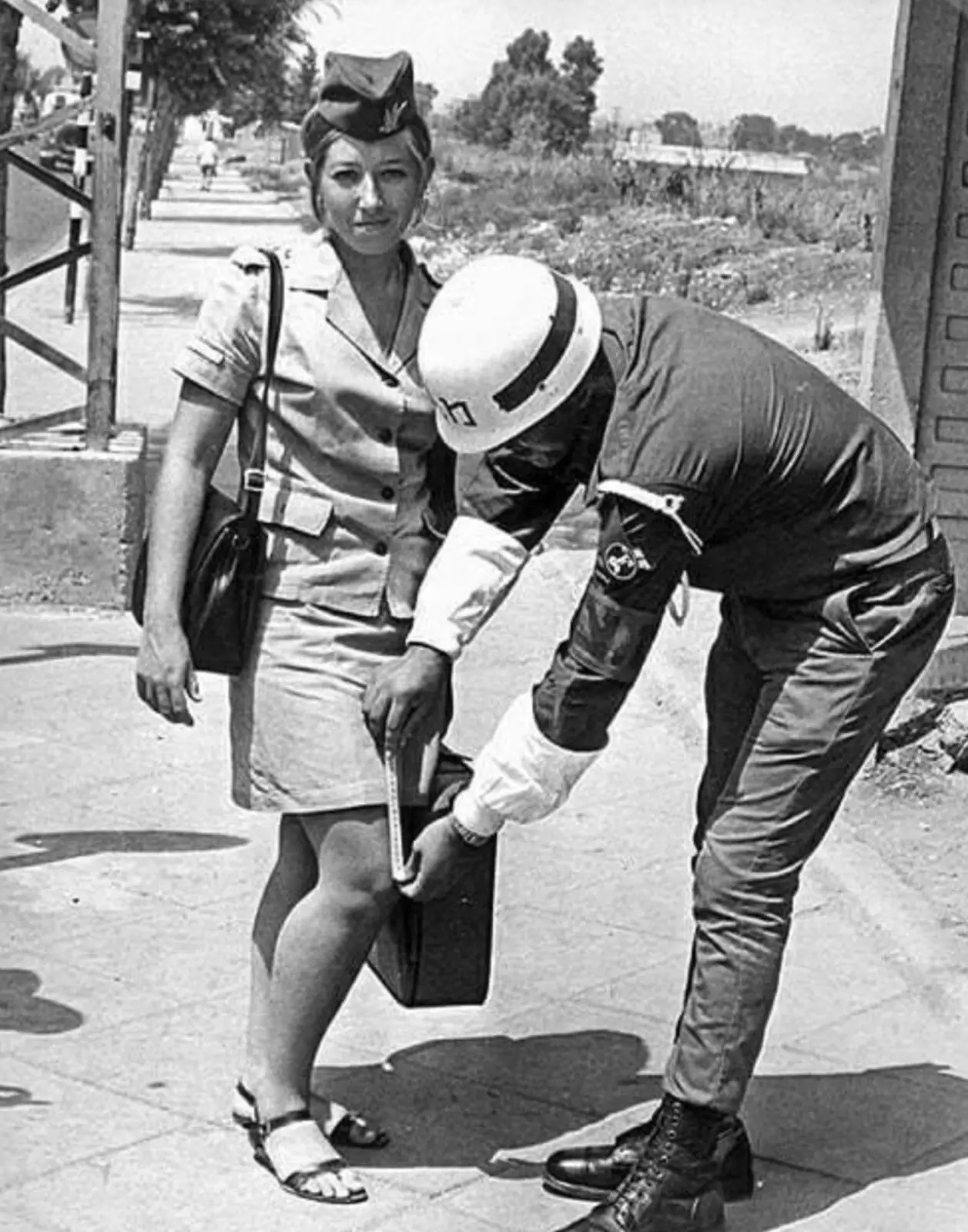  Военная полиция проверяет длину юбки у военнослужащей. Израиль, 1969 год.