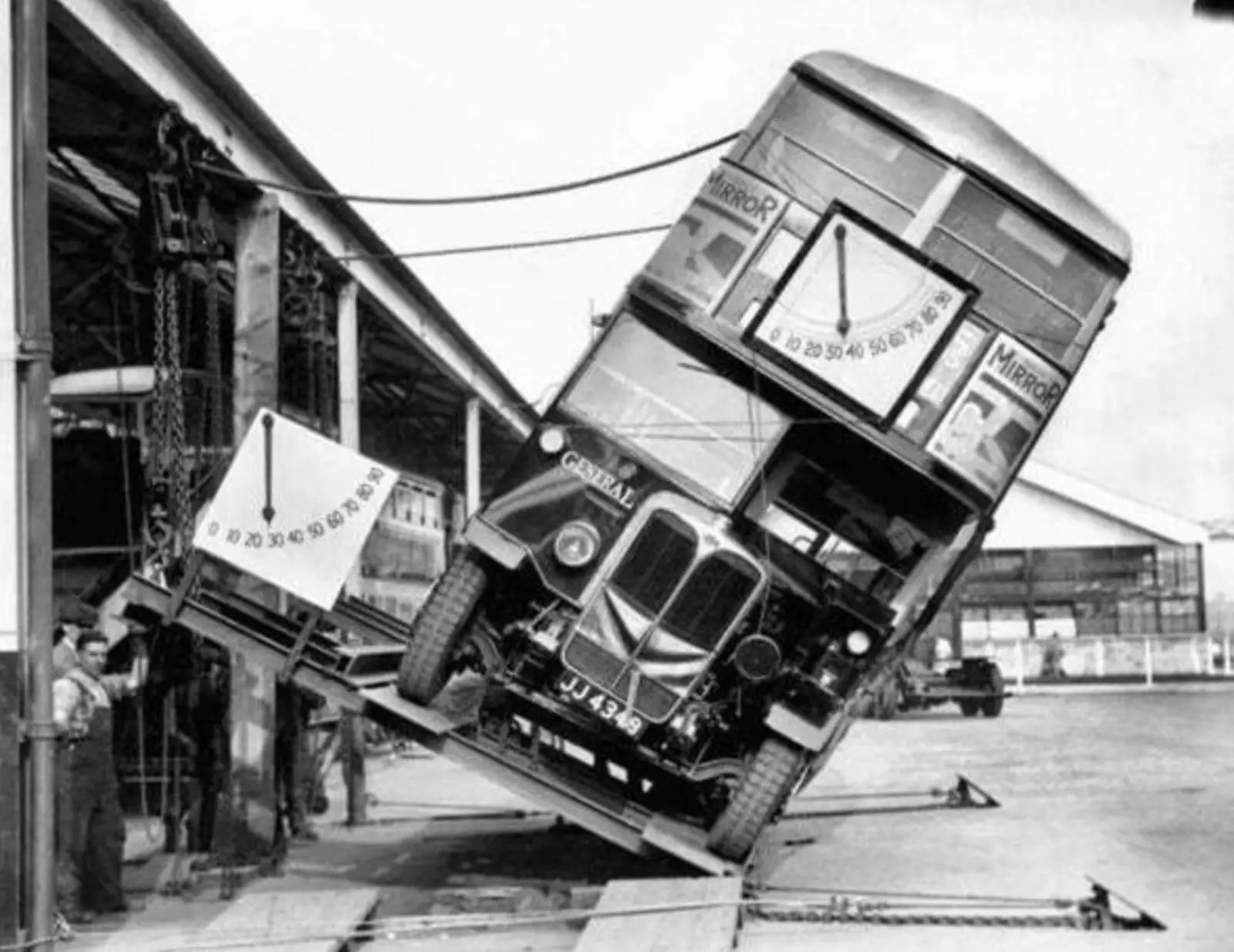 Создатели знаменитых лондонских автобусов доказывали, что им не грозит опасность опрокидывания, 1933 год.