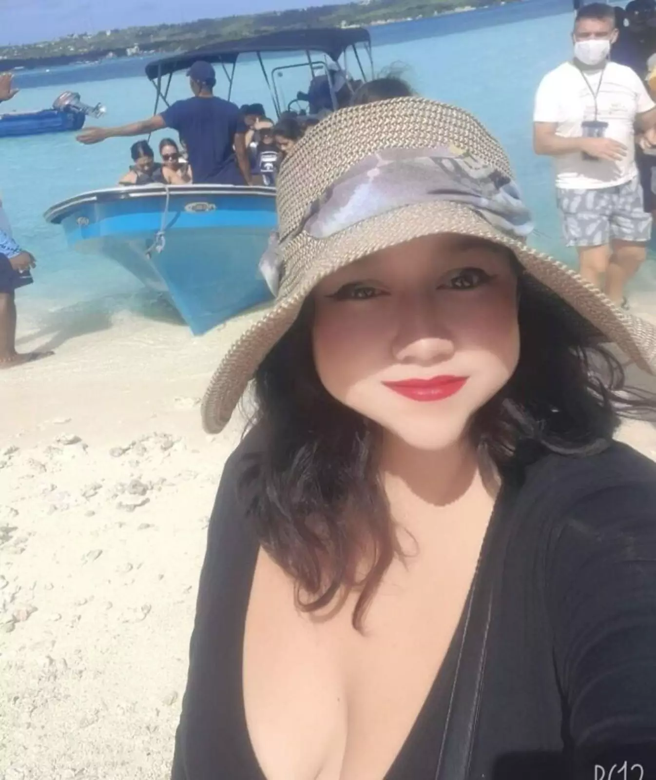 Что с ее подбородком? Что с ее подбородком?