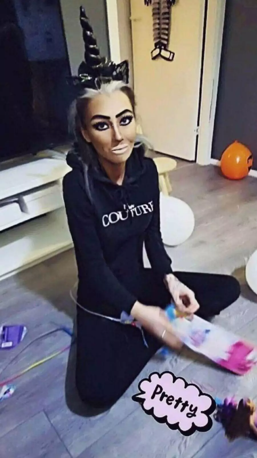 Эта девушка очень расстраивается, когда люди говорят, что она слишком сильно редактирует свои фото. Эта девушка очень расстраивается, когда люди говорят, что она слишком сильно редактирует свои фото.