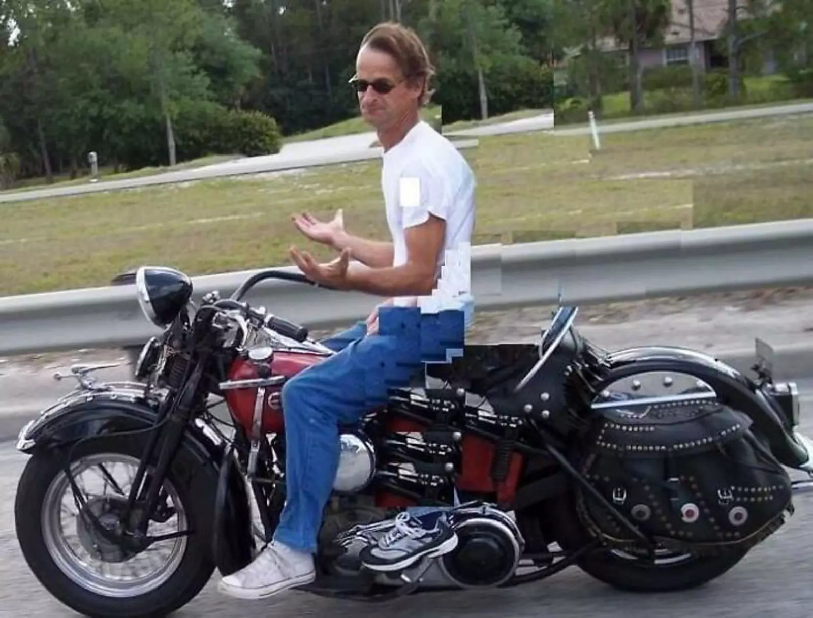 Мужчина удалил с фото свою бывшую жену, сидящую сзади него на мотоцикле.