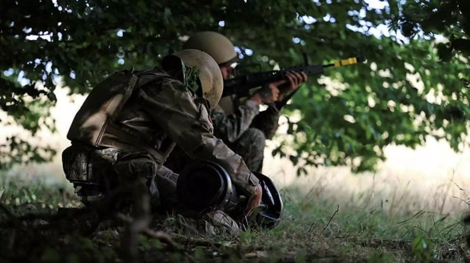 Украинские солдаты в бою под Лиманом. 