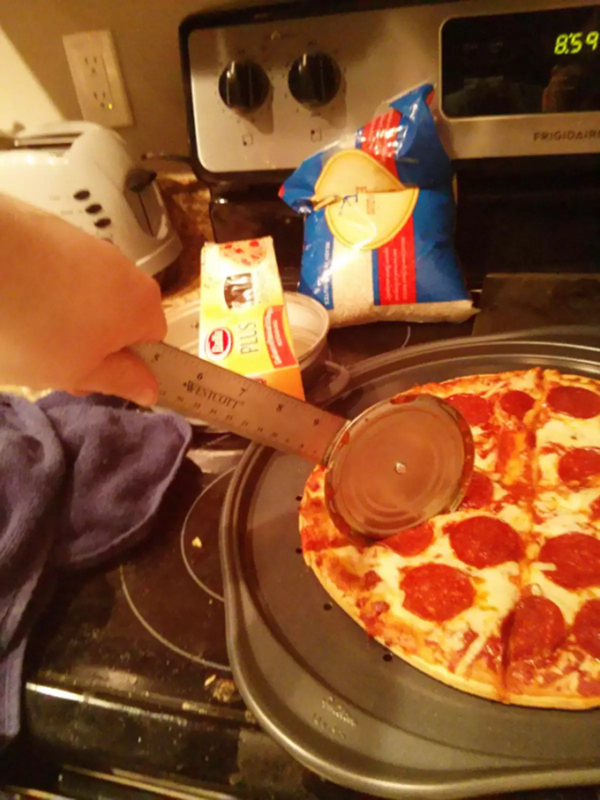 Нож для пиццы из линейки и крышки консервной банки. Линейкой также можно проверить одинакова ли ширина каждого куска.