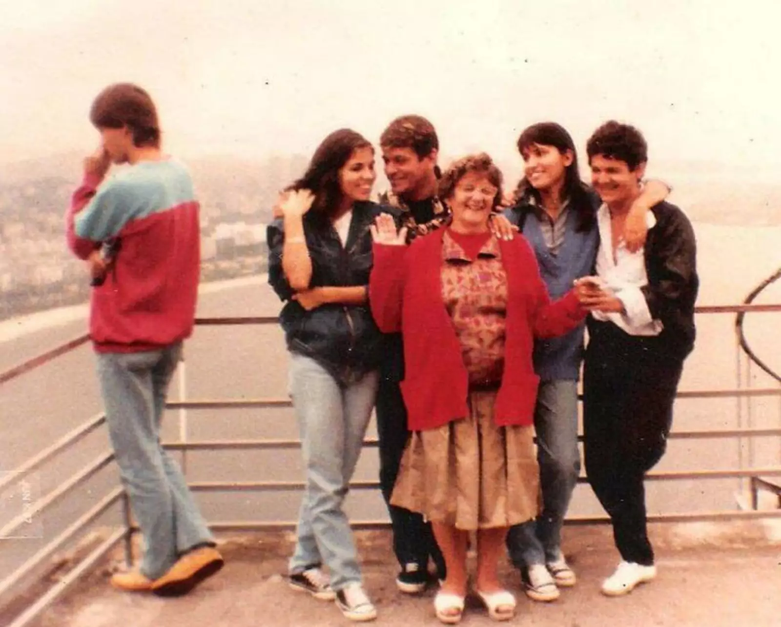 «Мой двоюродный брат был на семейном фото своей будущей жены (парень слева) в поездке в Рио-де-Жанейро. 7 лет до их встречи».