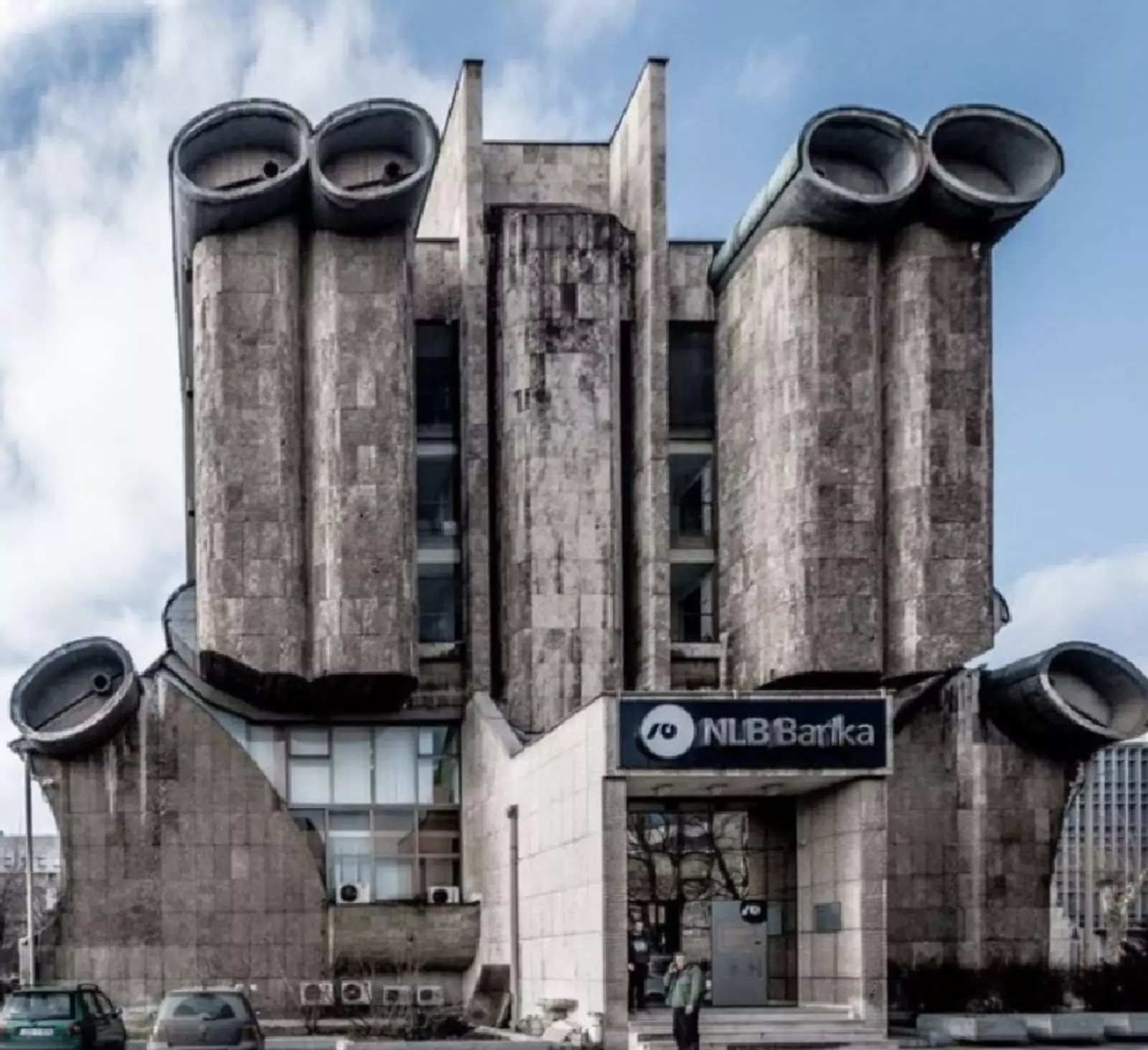 Здание, похожее на дом злодея из мультфильмов Pixar. Здание, похожее на дом злодея из мультфильмов Pixar.