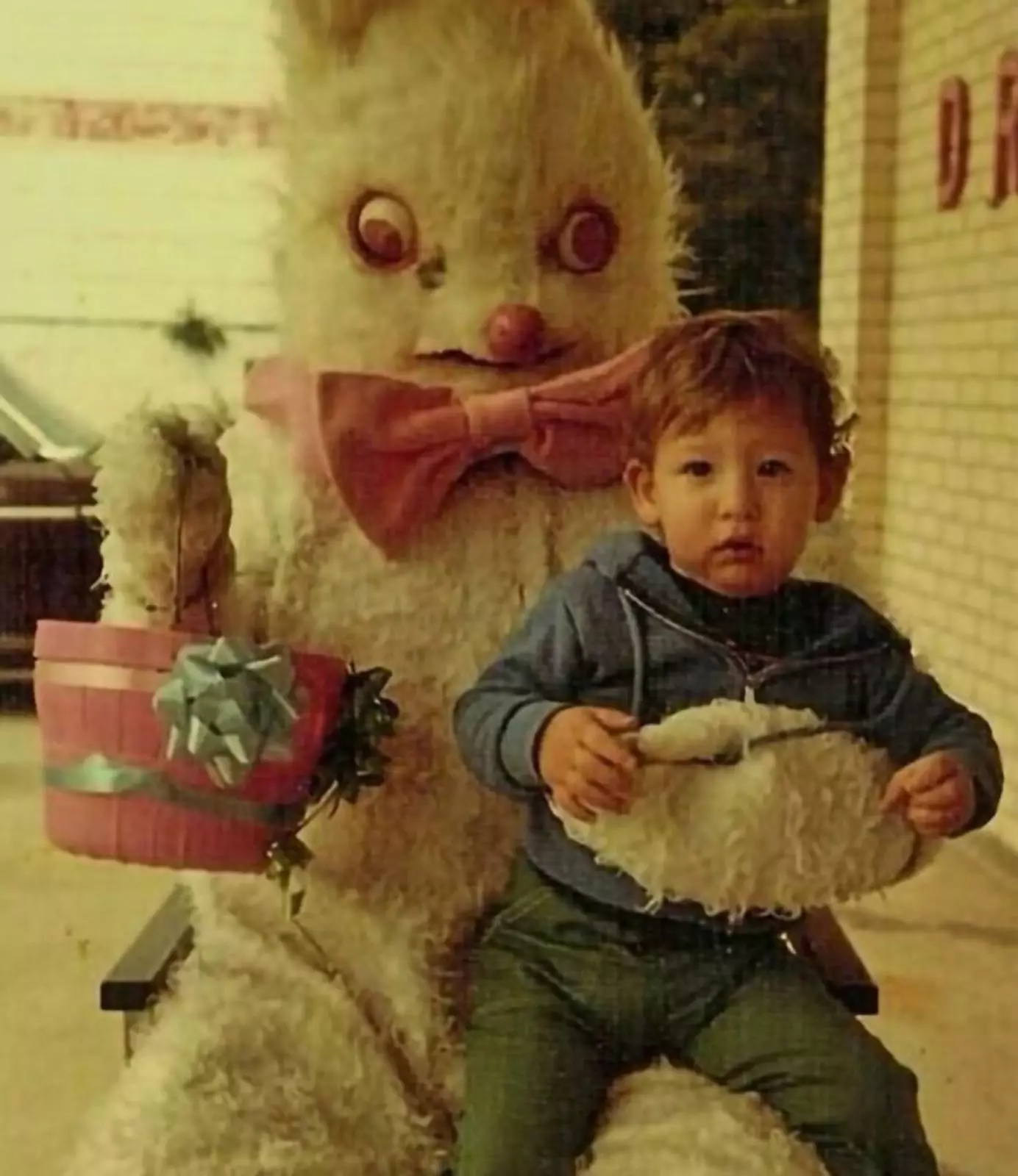 Надеемся, мальчик вырос психически здоровым. Надеемся, мальчик вырос психически здоровым.