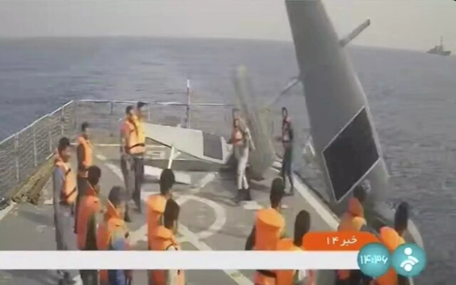 Иранские моряки сбрасывают трон за борт Иранские моряки сбрасывают трон за борт