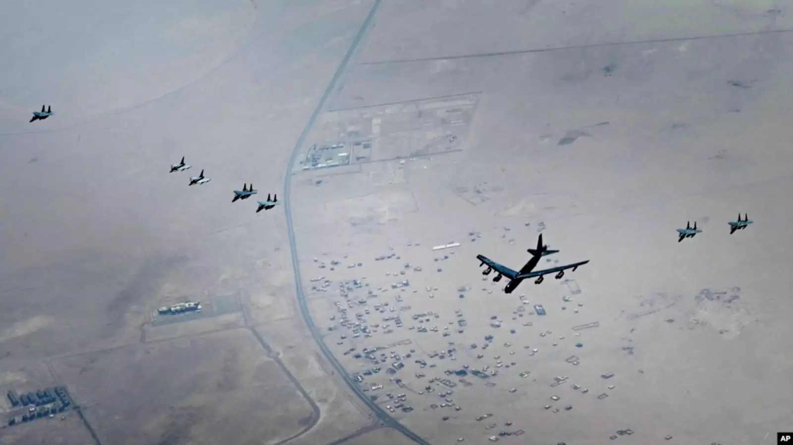 -52H Stratofortress, приписанный к 5-му бомбардировочному крылу авиабазы Майнот, Северная Дакота, летят в небе над Ближним Востоком, 4 сентября 2022. -52H Stratofortress, приписанный к 5-му бомбардировочному крылу авиабазы Майнот, Северная Дакота, летят в небе над Ближним Востоком, 4 сентября 2022.