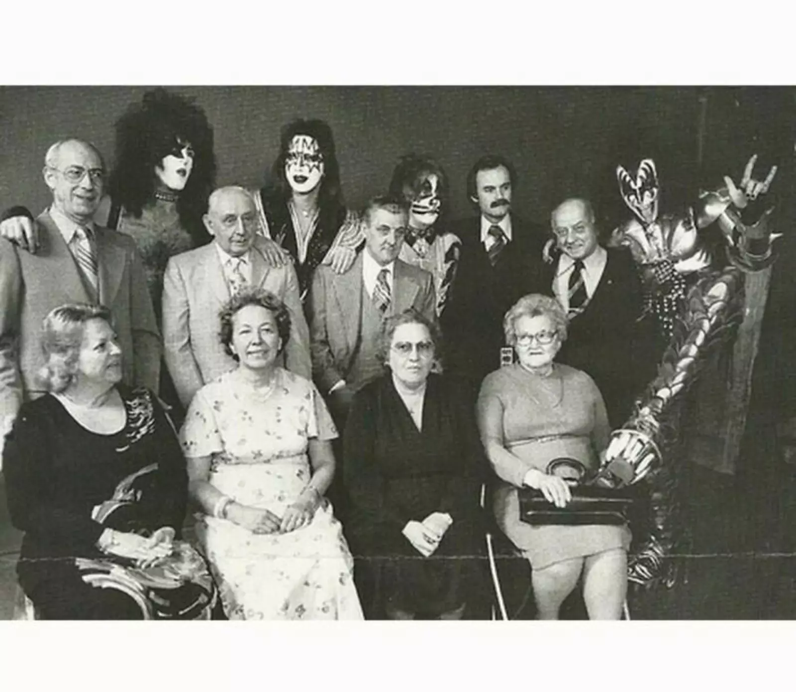 Группы 1976 года. Группа Kiss со своими родителями, 1976 год.. Группа Кисс с родителями. Группа Кисс в 1977 году. Кисс с родителями фото.
