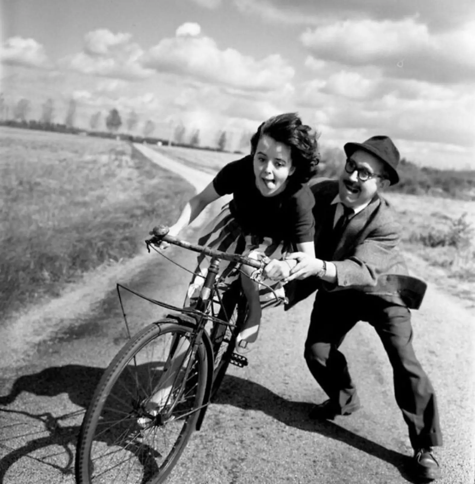 Видео ретро сюжет. Робер Дуано. Robert Doisneau фотограф. Робер Дуано фотограф. Фотограф Робер Дуано дети.