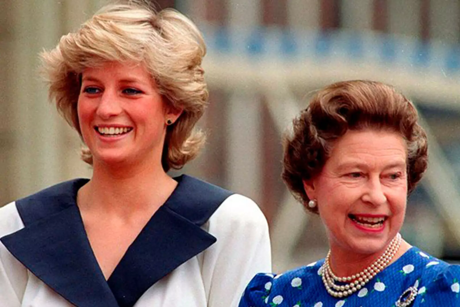 Королева Елизавета II с принцессой Дианой