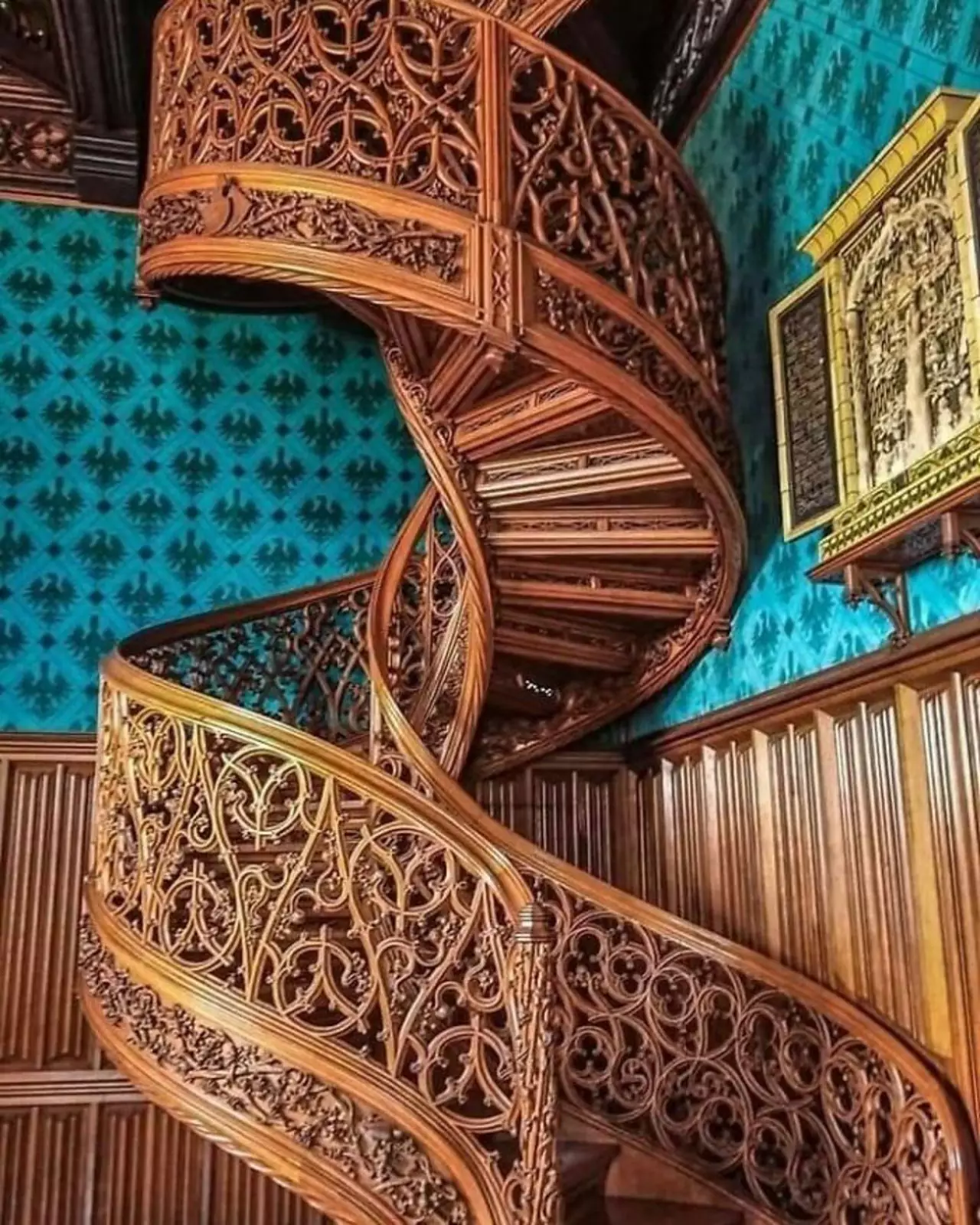 Винтовая лестница в готическом стиле, вырезанная из цельного дерева в 1851 году. Замок Леднице, Чехия.