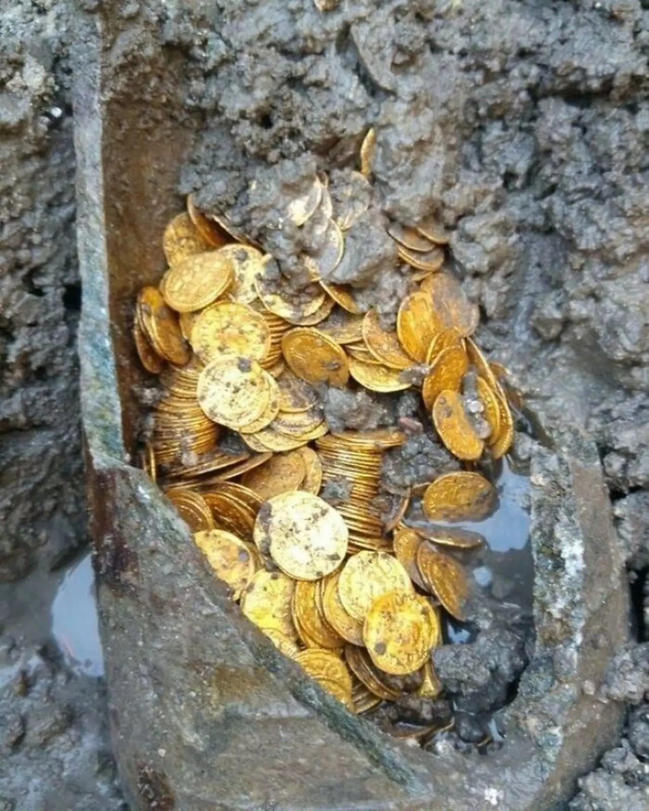 Римская амфора, наполненная золотыми монетами. Обнаружена в Комо, Италия.