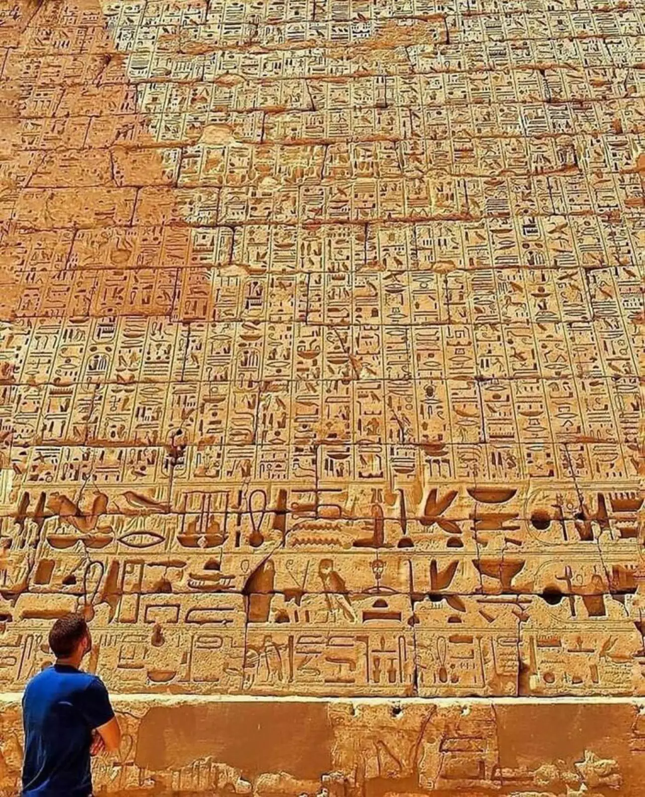 Иероглифические надписи на стене погребального храма Рамсеса III в Мединет-Абу на западном берегу Луксора, Египет.