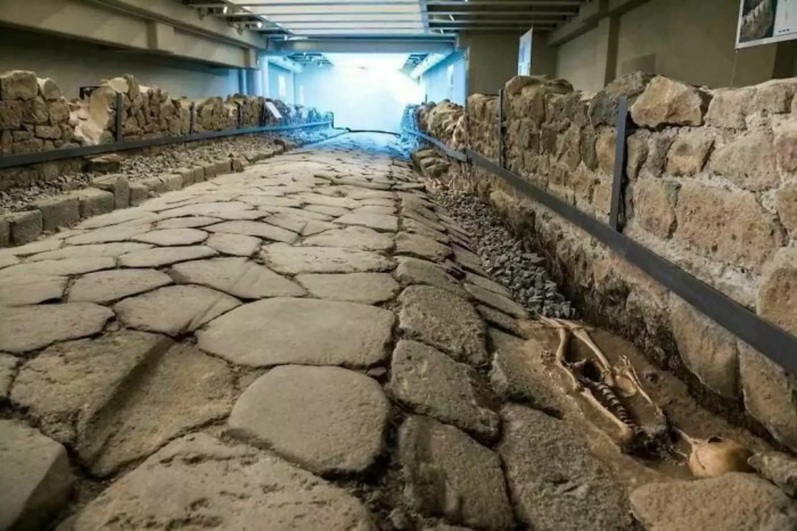 Римская дорога обнаружена во время раскопок для нового Макдональдса в Марино, Италия.