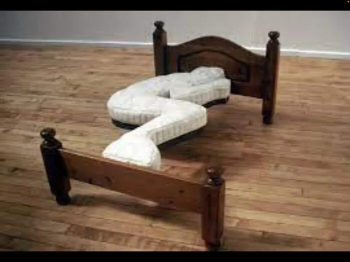 Кровать для спящих только на боку. 