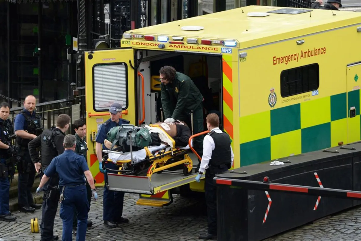 Сотрудники скорой помощи в Великобритании 