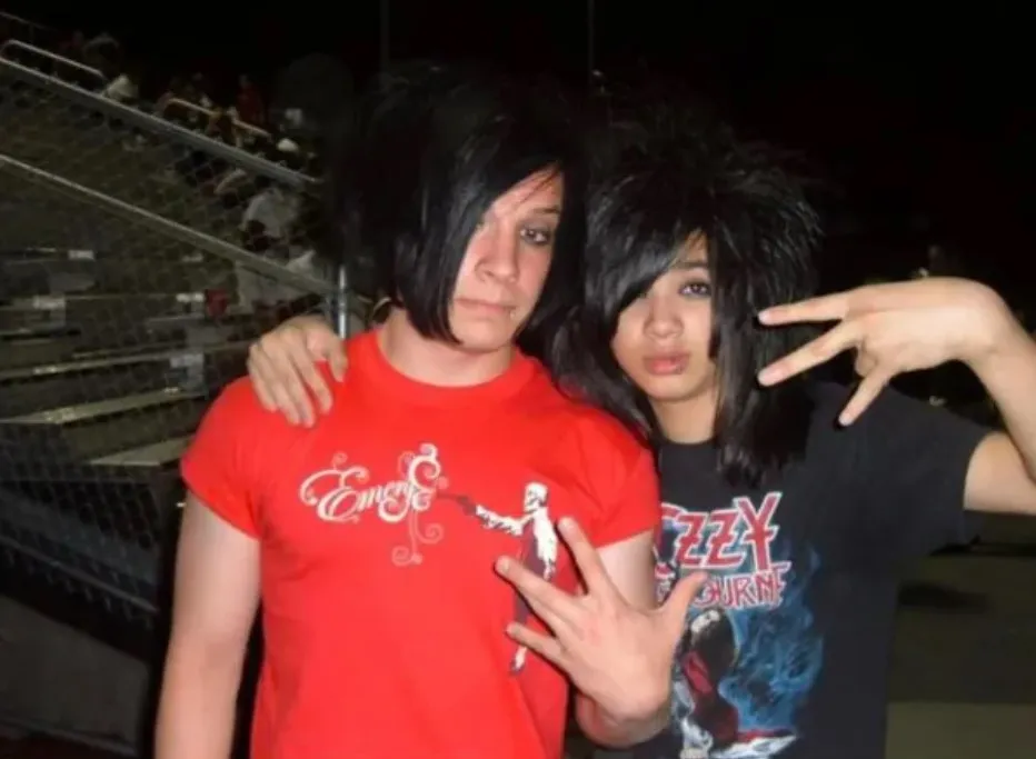 Представляю вам мои эмо-годы примерно в 2006 году. Я слева. НОЛЬ сожалений. 