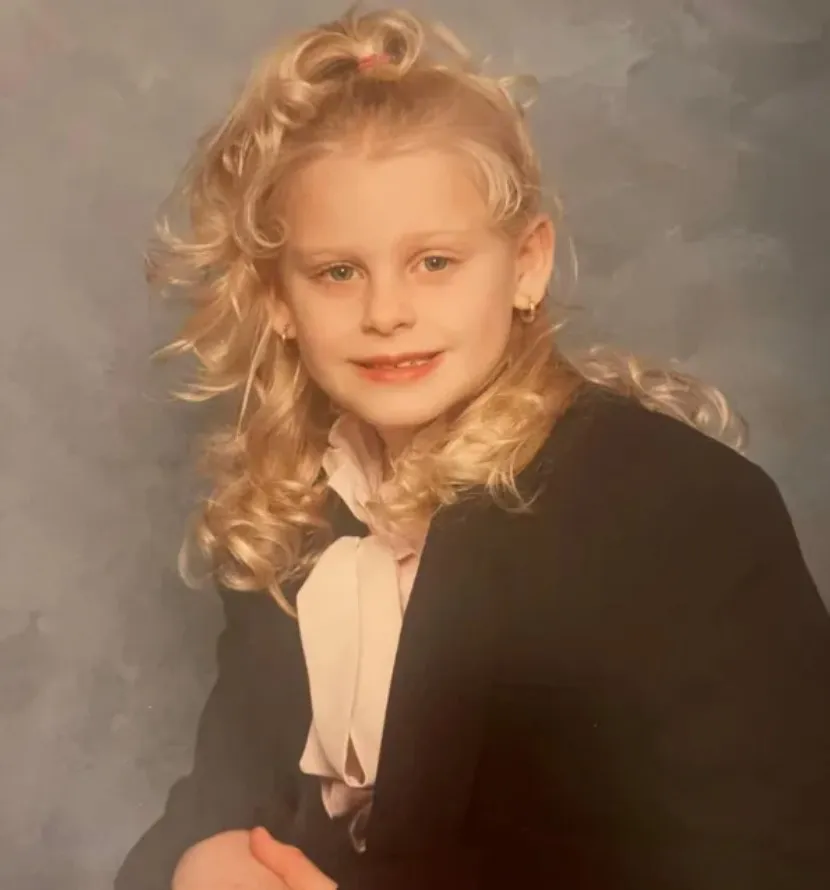 Я плакала всю дорогу до места, где нужно было фотографироваться, потому что не хотела надевать пиджак. Мама все равно заставила меня это сделать. 