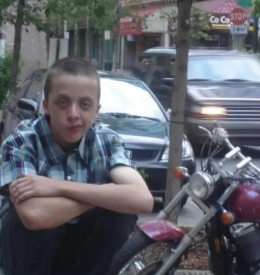 Это был случайный мотоцикл. Это отвратительная поза. Но мне казалось, что я мегаклассно выгляжу. 