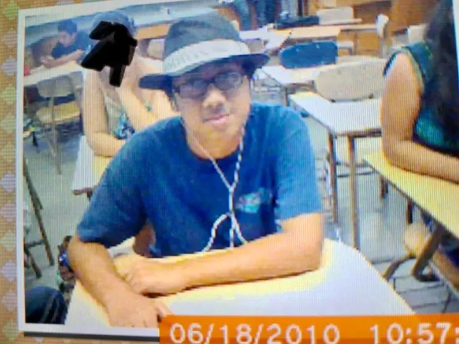 14-летний я в стильной шляпе, стильно снятый на камеру приставки Nintendo моего друга. 