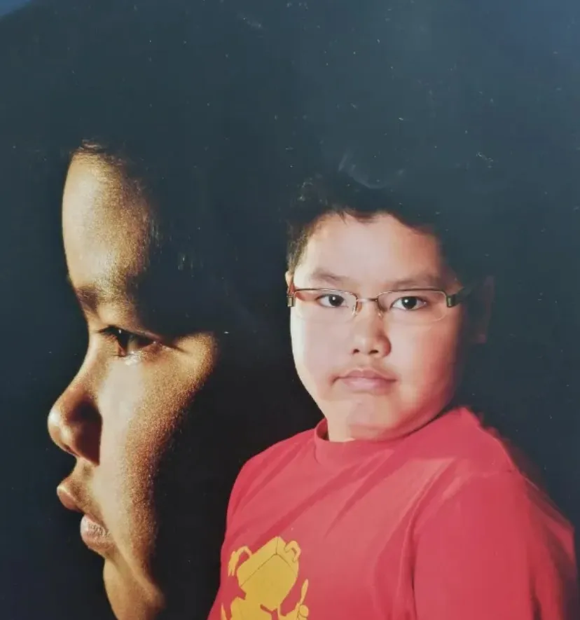 Моя мама оплатила профессиональную фотосессию. Хоть я и выгляжу как подгоревший куриный наггетс, я все равно люблю себя. 